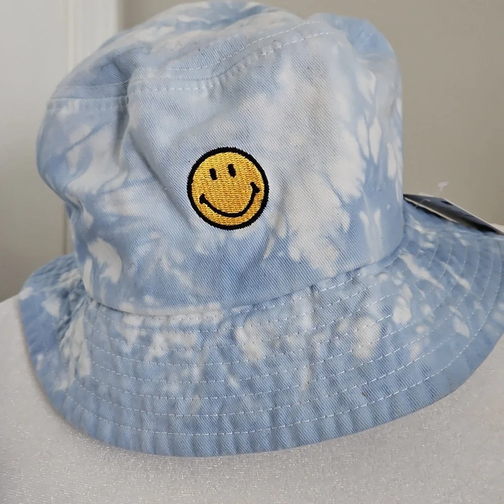 NWT Smiley Face Tie Dye Bucket Hat Light Blue Unisex Kids OS Trendy Festival